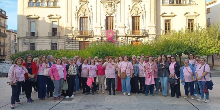 Lazo rosa por el cáncer de mama en Jaén elaborado por vecinas para la fachada del Ayuntamiento.