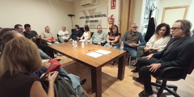 Constitución del Consejo Asesor de Comercio de Jaén, promovido por el Ayuntamiento para apoyar al comercio local.