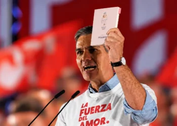 El presidente Sánchez: en una Granada abarrotada y entregada, recita a García Lorca y sitúa la defensa de los derechos sociales en el centro de la precampaña