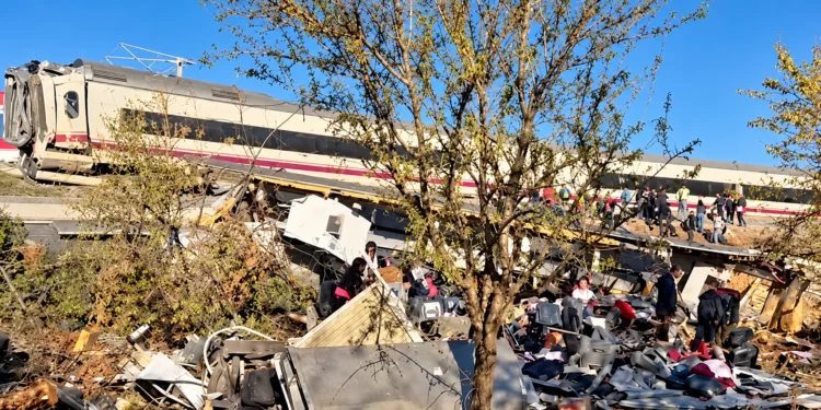 Rescate entre los restos del tren