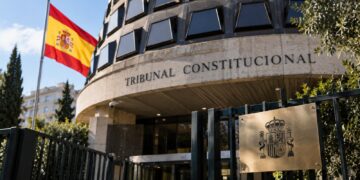 El Defensor del Pueblo lleva al Constitucional la suspensión del voto de 163.000 españoles de la ley de nietos