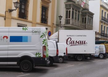 Carga y descarga en Sevilla en el casco histórico con camiones y furgonetas