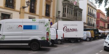 Carga y descarga en Sevilla en el casco histórico con camiones y furgonetas