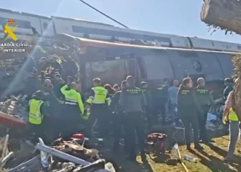 Trabajos de emergencia tras el accidente ferroviario de Urda, que mantiene interrumpida la alta velocidad entre Madrid y Andalucía.